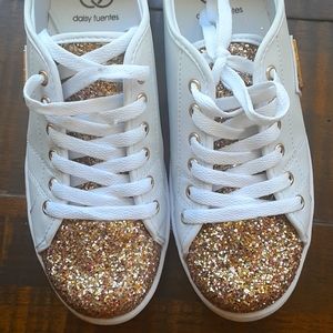 daisy fuentes  maggie white and gold sneakers 8.5